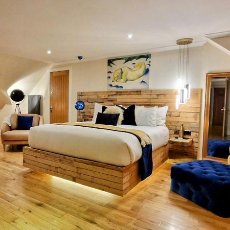 The Sleeping Dog Room At The Grumpy Schnauzer Bnb Huge Room, Luxe Suite, Private Hot Tub, Breakfast, Gym, Games Room, Farm Stay, Amazing แอร์ดรี ภายนอก รูปภาพ