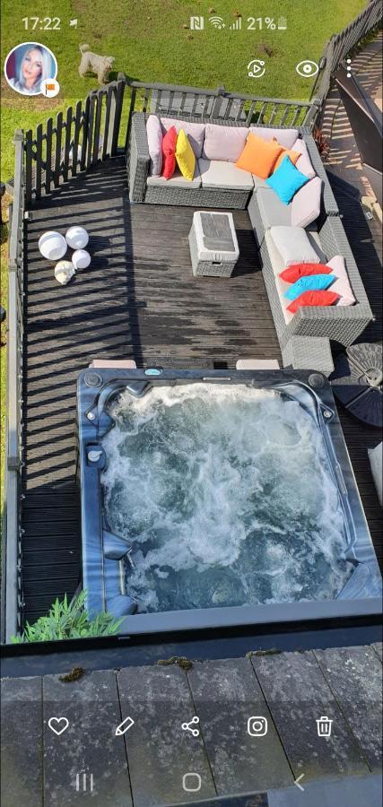 The Sleeping Dog Room At The Grumpy Schnauzer Bnb Huge Room, Luxe Suite, Private Hot Tub, Breakfast, Gym, Games Room, Farm Stay, Amazing แอร์ดรี ภายนอก รูปภาพ