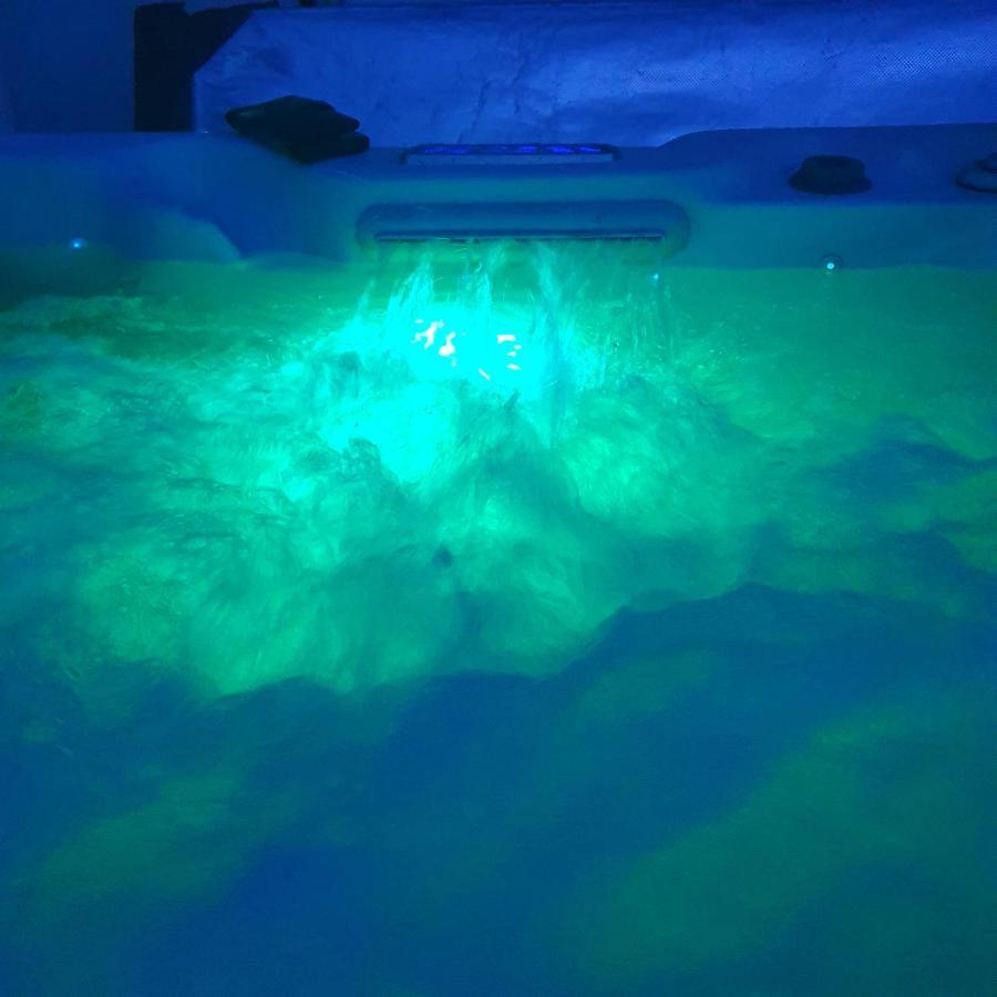 The Sleeping Dog Room At The Grumpy Schnauzer Bnb Huge Room, Luxe Suite, Private Hot Tub, Breakfast, Gym, Games Room, Farm Stay, Amazing แอร์ดรี ภายนอก รูปภาพ