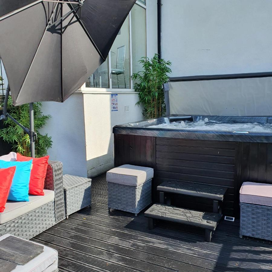 The Sleeping Dog Room At The Grumpy Schnauzer Bnb Huge Room, Luxe Suite, Private Hot Tub, Breakfast, Gym, Games Room, Farm Stay, Amazing แอร์ดรี ภายนอก รูปภาพ