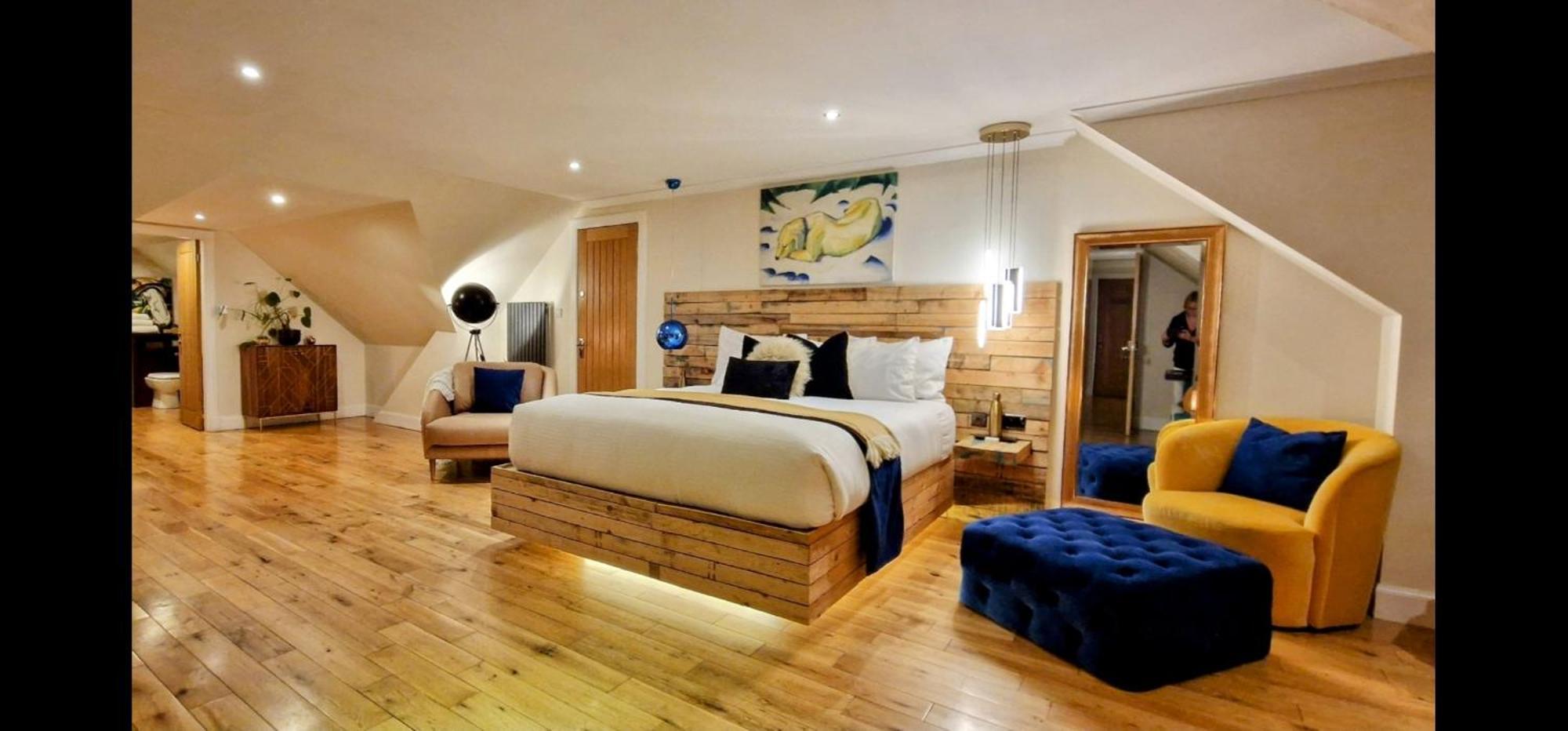 The Sleeping Dog Room At The Grumpy Schnauzer Bnb Huge Room, Luxe Suite, Private Hot Tub, Breakfast, Gym, Games Room, Farm Stay, Amazing แอร์ดรี ภายนอก รูปภาพ